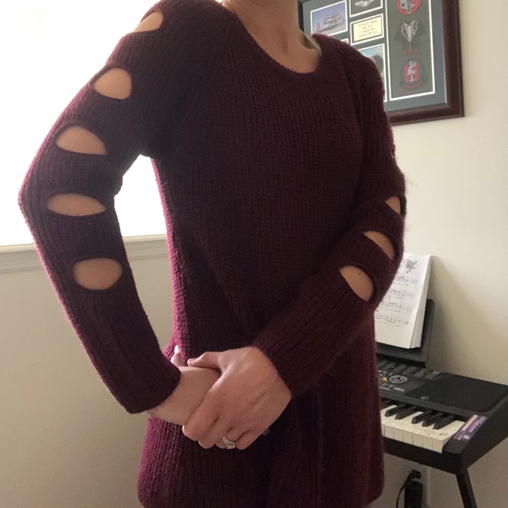 Sweater with sleeve cutouts